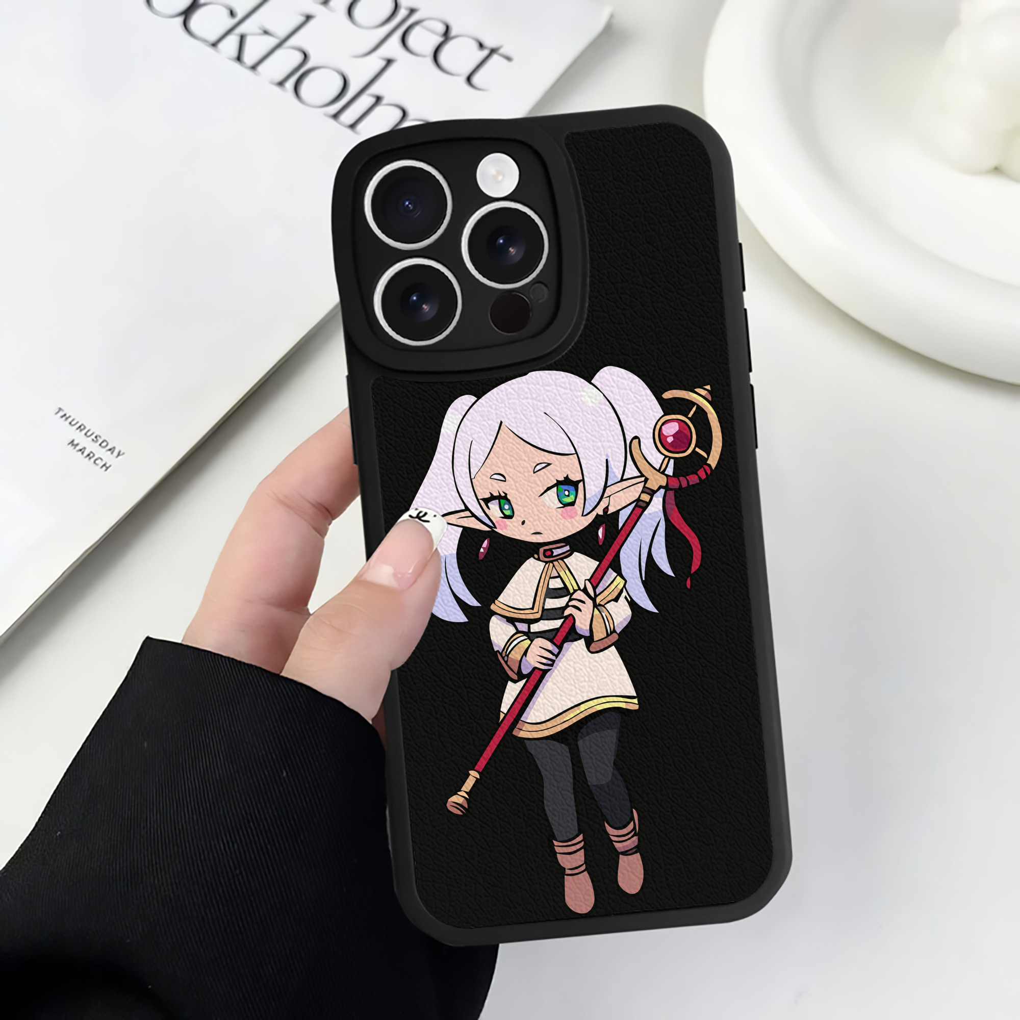 （画像用） 葬送のフリーレン Frieren 【iPhone 16シリーズ対応】シリコンスマホケース（レザー調） 材質：シリコン